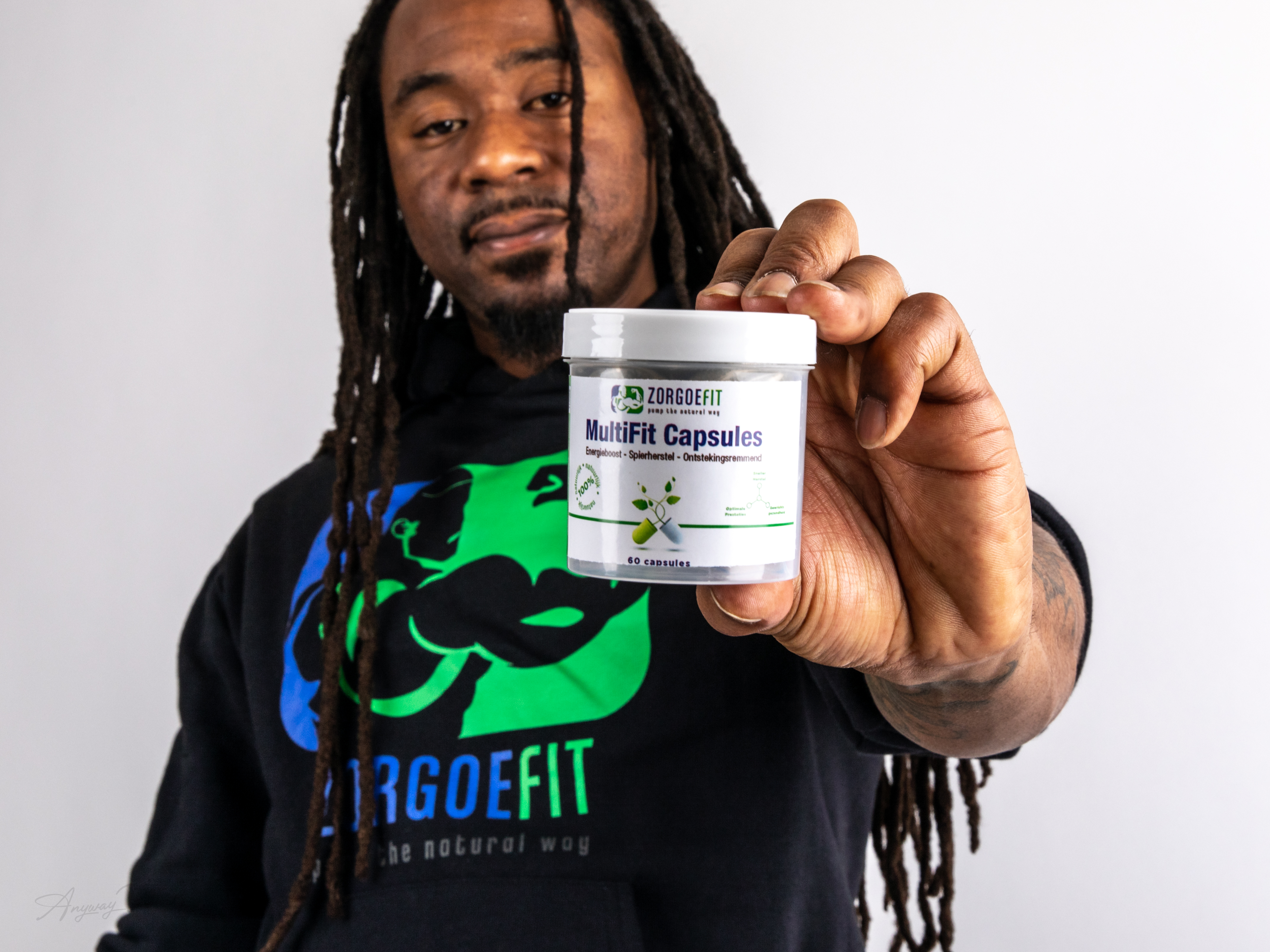 Rodney Zorg, oprichter van ZorgoeFit, met MultiFit Capsules